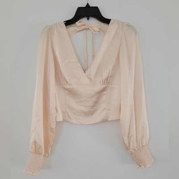 All in Favor Smocked Back Puff Shoulder Satin Top NWOT - Picture 4 of 5